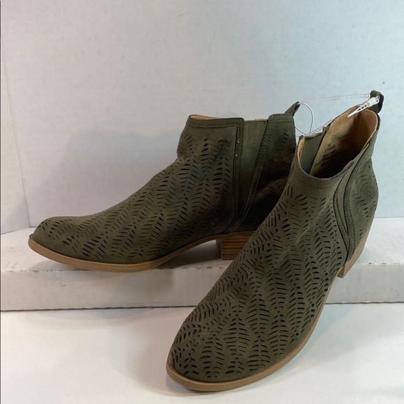 Report Kettlecorn Olive Green Suede Cutout Ankle High Wedge Heel Bootie Sz 11 - Picture 1 of 16